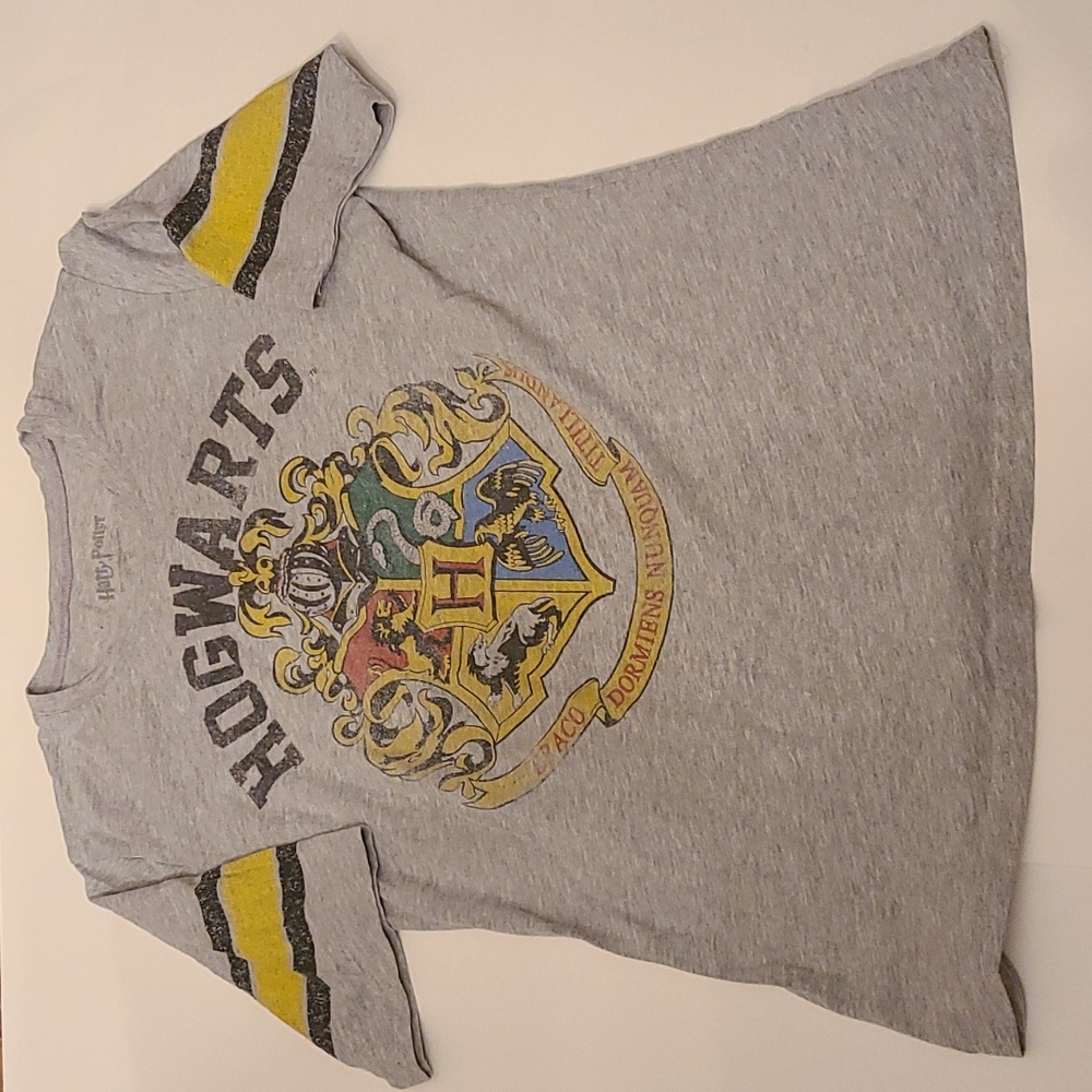 Harry Potter, Hogwarts t-shirt. Size XL (juniors)